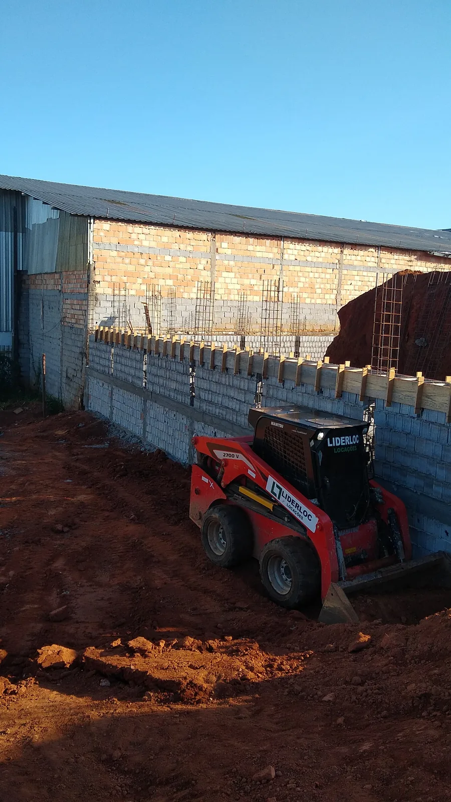 Nivelamento junto a muro de arrimo