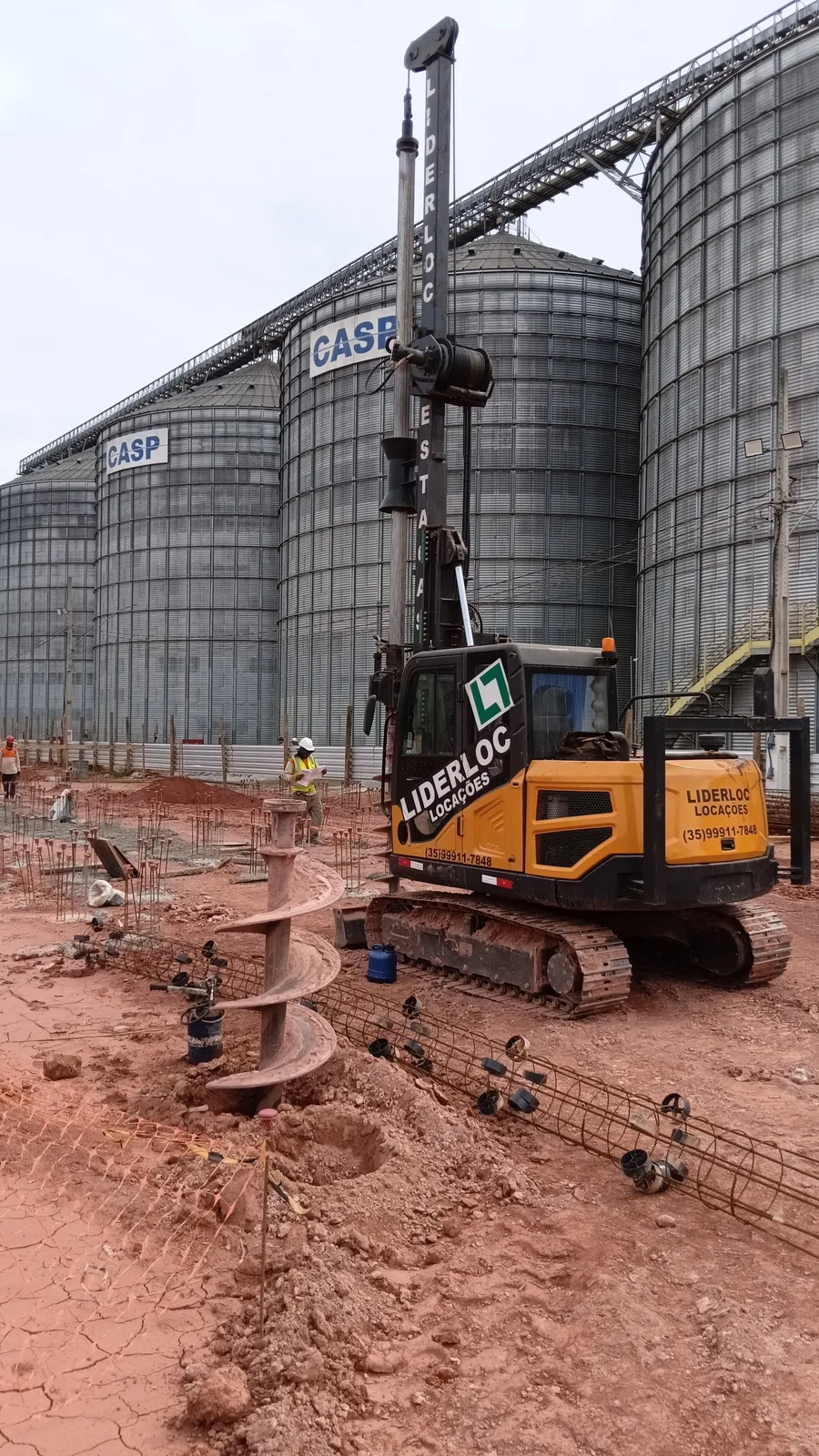 Perfuratriz Liderloc executando estacas em obra